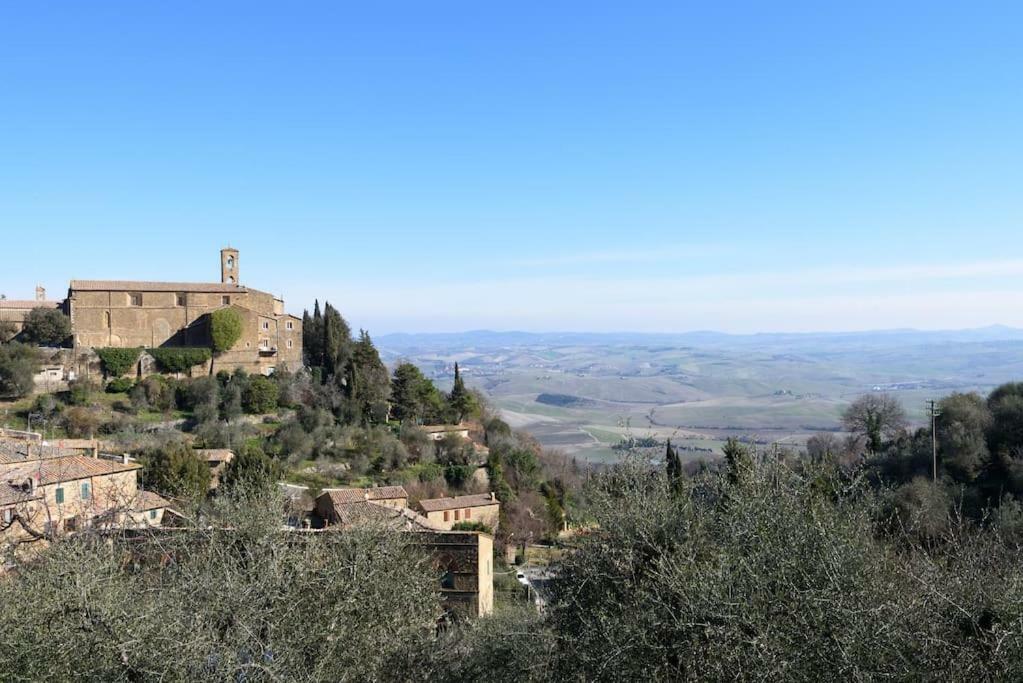 Отель A Tuscan View Монтальчино Экстерьер фото